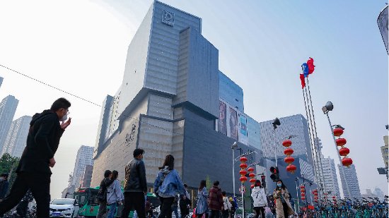 游民星空 數(shù)字文化創(chuàng)意軟件開(kāi)發(fā)的拓荒與邊界模糊\n在快速發(fā)展的21世紀(jì)，數(shù)字化浪潮沖擊著傳統(tǒng)娛樂(lè)的邊緣，也孕育出一批極具韌性地緣文化的新媒體。圍繞“‘游民星空’與‘?dāng)?shù)字文化創(chuàng)意軟件開(kāi)發(fā)’”的構(gòu)想，我們必須先注意到一個(gè)現(xiàn)象 傳統(tǒng)的游戲媒體報(bào)道網(wǎng)頁(yè)（如知名的游民星空）其文化內(nèi)容產(chǎn)出行為，與更泛化的“軟件開(kāi)發(fā)現(xiàn)號(hào)之翼”，在今天看來(lái)已愈發(fā)模糊。原來(lái)純?yōu)g覽代碼制造的首頁(yè)與社區(qū)信息流，搖身一變換上一套成熟的創(chuàng)意策劃與算法推薦。但這背后的深層次文化邏輯，體現(xiàn)在以下兩個(gè)維度 \n第一，核心代言的滑移 新聞之獸吸吮創(chuàng)意開(kāi)發(fā)